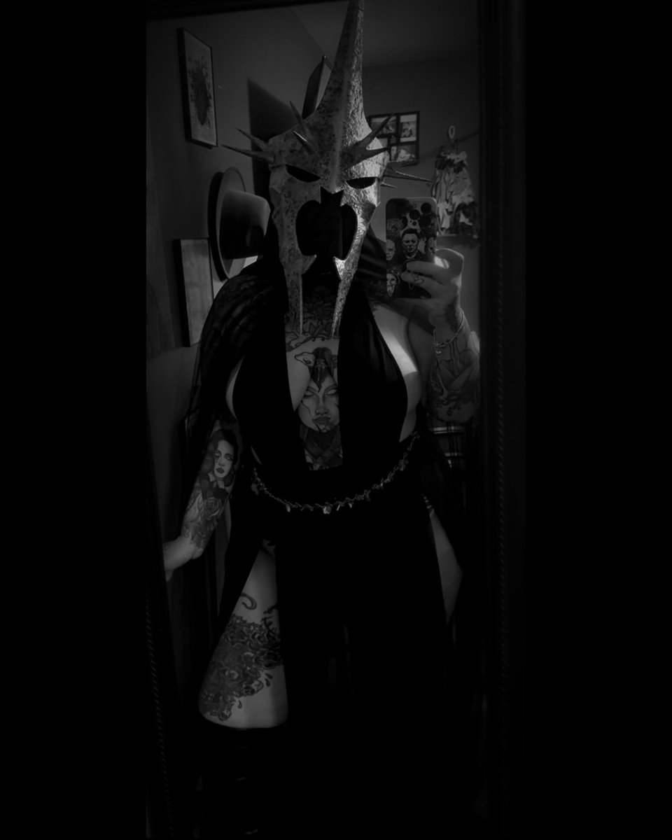 Littledeadredxx's tweet photo. Do you like my Witch King of Angmar outfit? #lordoftherings #trending https://t.co/82fAkImDHv