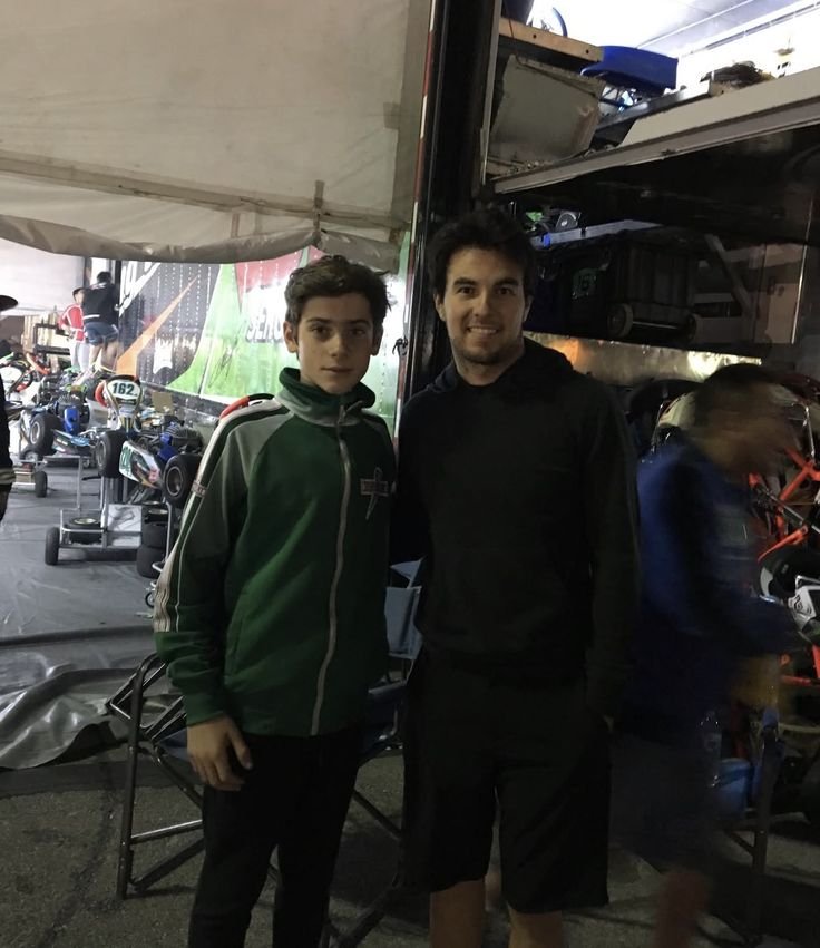 verstapinto's tweet photo. qn le dice a ese franquito que hoy en día es amigo de su ídolo y hasta se toma selfies con él? https://t.co/icseIPmJmP
