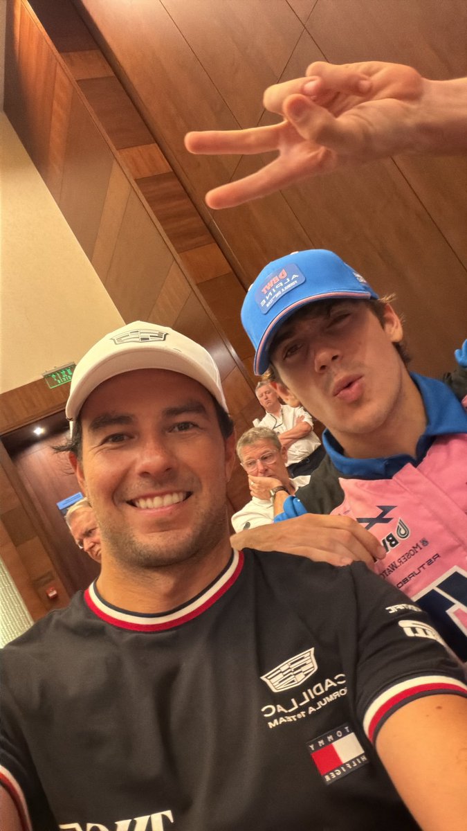 verstapinto's tweet photo. qn le dice a ese franquito que hoy en día es amigo de su ídolo y hasta se toma selfies con él? https://t.co/icseIPmJmP
