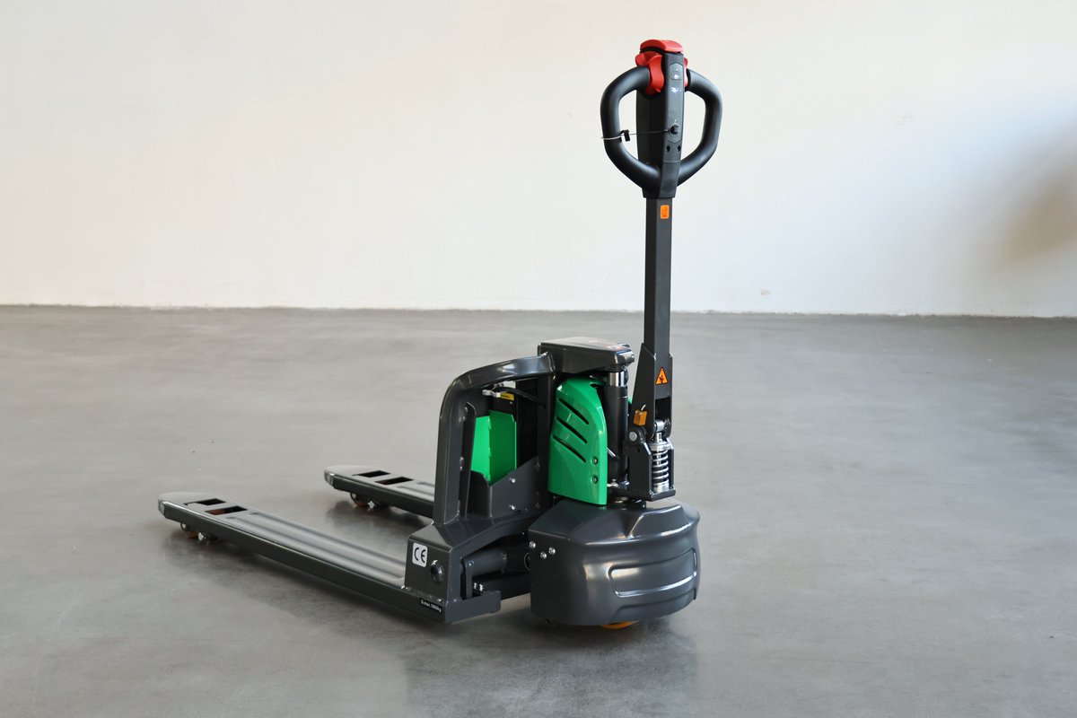 EKKOlifts's tweet photo. POWER. PORTABILITY. PERFORMANCE.
The EKKO EPF Lithium Pallet Jack Series is available in 3.3K, 4K & 4.4K lb capacities.
🔋 Removable lithium battery = no need to pull the entire unit out of a trailer just to charge.
#EKKO #MaterialHandling #PalletJack #Lithium https://t.co/Flr6BMfobA