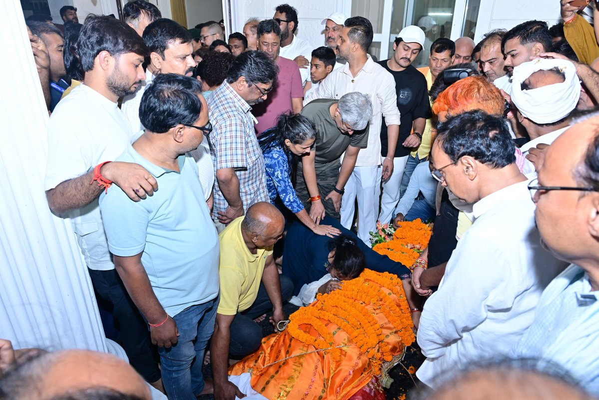 JhUpdate's tweet photo. CM हेमंत सोरेन ने मंत्री दीपिका पांडेय सिंह की दिवंगत पुत्री तृषा सिंह को श्रद्धांजलि दी और शोकाकुल परिवार से मुलाकात कर संवेदना व्यक्त की।
#TrishaSingh #HemantSoren #Ranchi #JharkhandUpdates https://t.co/IfSVkX1VKj