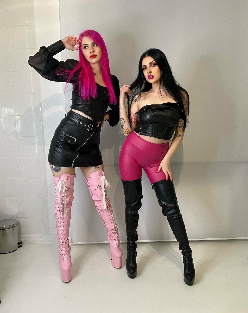 KiroLatexQueen's tweet photo. Chciałbyś mieć takie koleżanki w pracy? 😈 https://t.co/7UOQaSFoFw