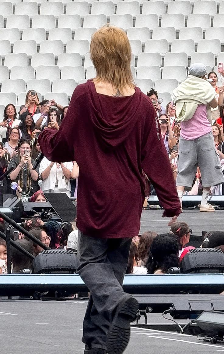 dollfolders's tweet photo. the swinging of his hips with his long blonde hair and moons on display he makes me feel crazy https://t.co/IIqOhpZkL2