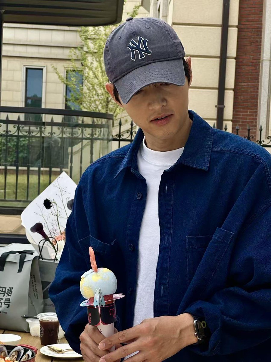 erenmiex's tweet photo. zero makeup (beard even visible) but still looking like he’s straight out of a kdrama 🙂‍↕️ https://t.co/izcagSheuC