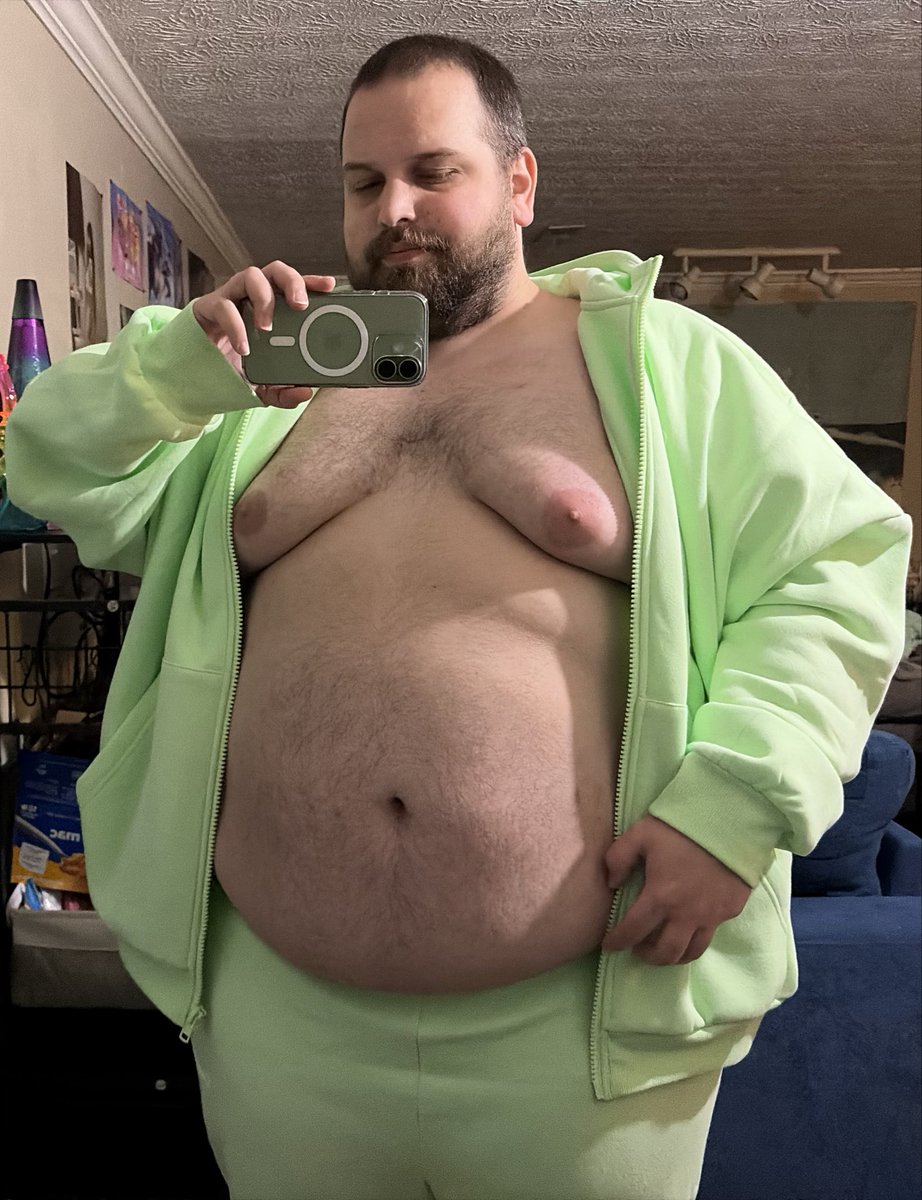 Blah_Blah_itsG's tweet photo. I’ve been trying to post every day for fat bear week i hope you’re not sick of me yet https://t.co/NoDweYrakY