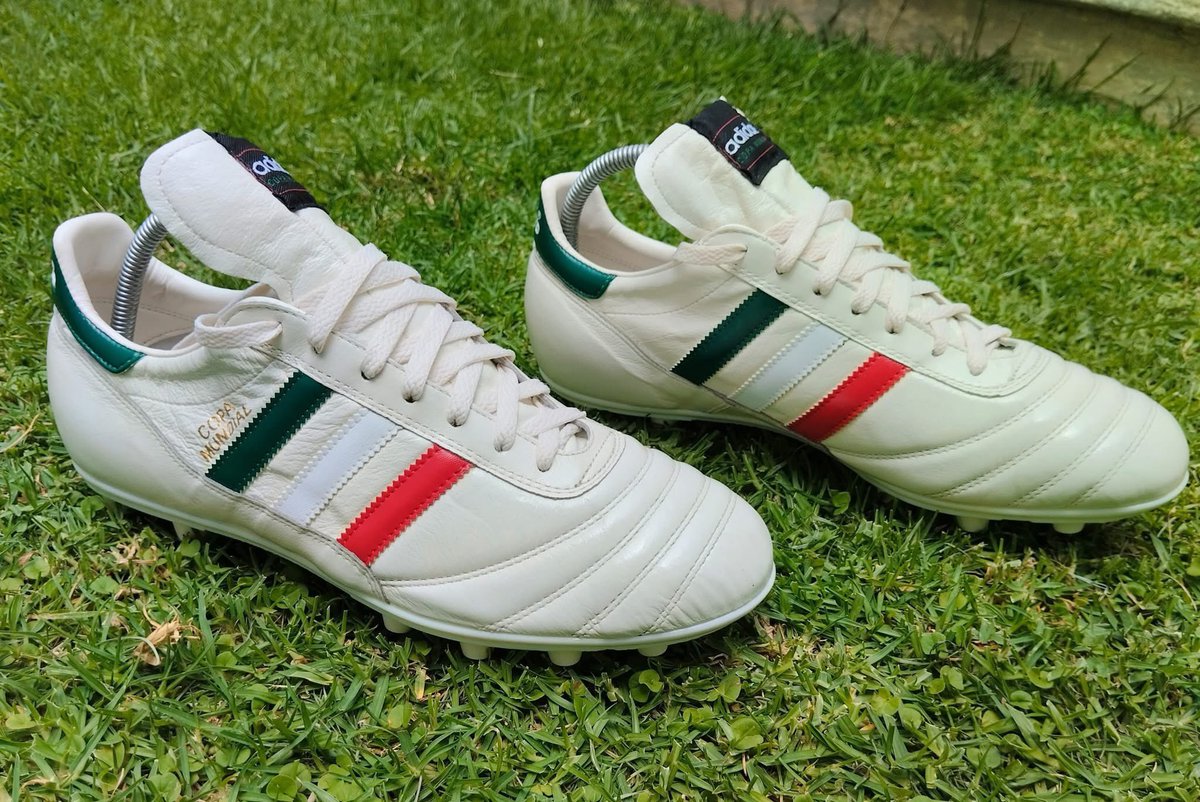 JAVIERELCINICO's tweet photo. @Marialadelradio @Reactor105 @oscar_andrew Para este jueves de #zapatitos  nada como mis Adidas Copa Mundial edición Country (México). https://t.co/w0PQR39DEB