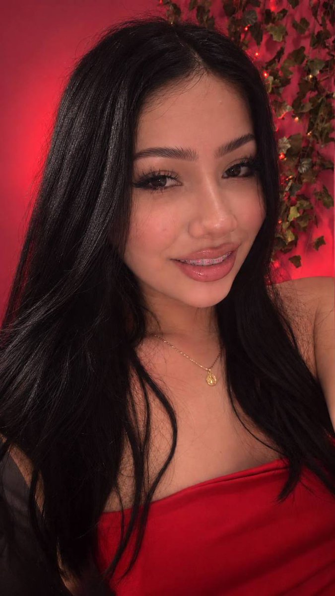 Pics_esmiexx's tweet photo. Sexting is hot idc what anyone says😭🙏 https://t.co/xQRXIl5LNg