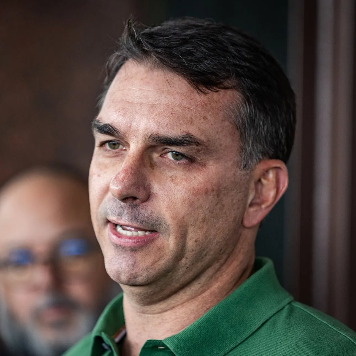 republiqueBRA's tweet photo. 💰 🛫 Viagem de Flávio Bolsonaro em jatinho ligado a Daniel Vorcaro ocorreu durante as negociações de US$ 24 milhões do banqueiro para financiar o filme “Dark Horse”; no dia seguinte ao desembarque, vencia a primeira parcela de US$ 2 milhões, e o senador pediu ao intermediário que desse “um gás” na resposta do jurídico do investidor.