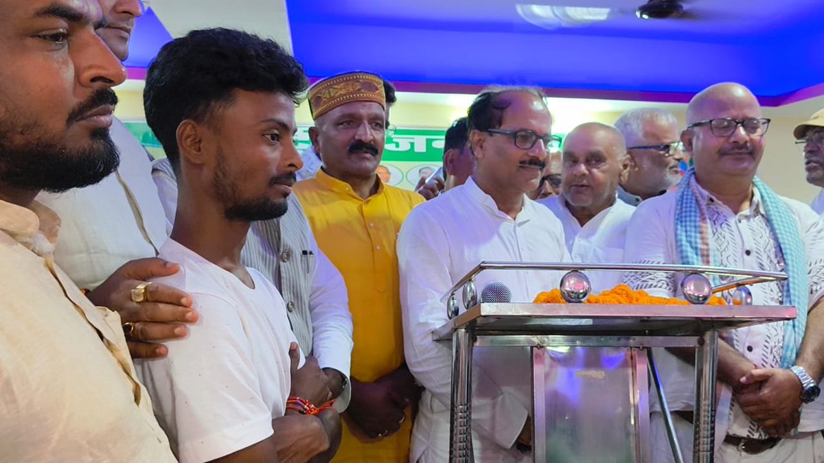 sonukumary239's tweet photo. आज शिवांजलि विवाह भवन, रांटी (मधुबनी) में आयोजित दरभंगा स्नातक निर्वाचन क्षेत्र की कार्यकर्ता बैठक में उपस्थित होकर राजद प्रत्याशी माननीय श्री अनिल कुमार झा जी को माला पहनाकर विजय की अग्रिम शुभकामनाएँ एवं बधाई दी।

सोनू कुमार यादव
प्रखंड प्रधान महासचिव, राजद
राजनगर, मधुबनी https://t.co/LvsaGzUWNj
