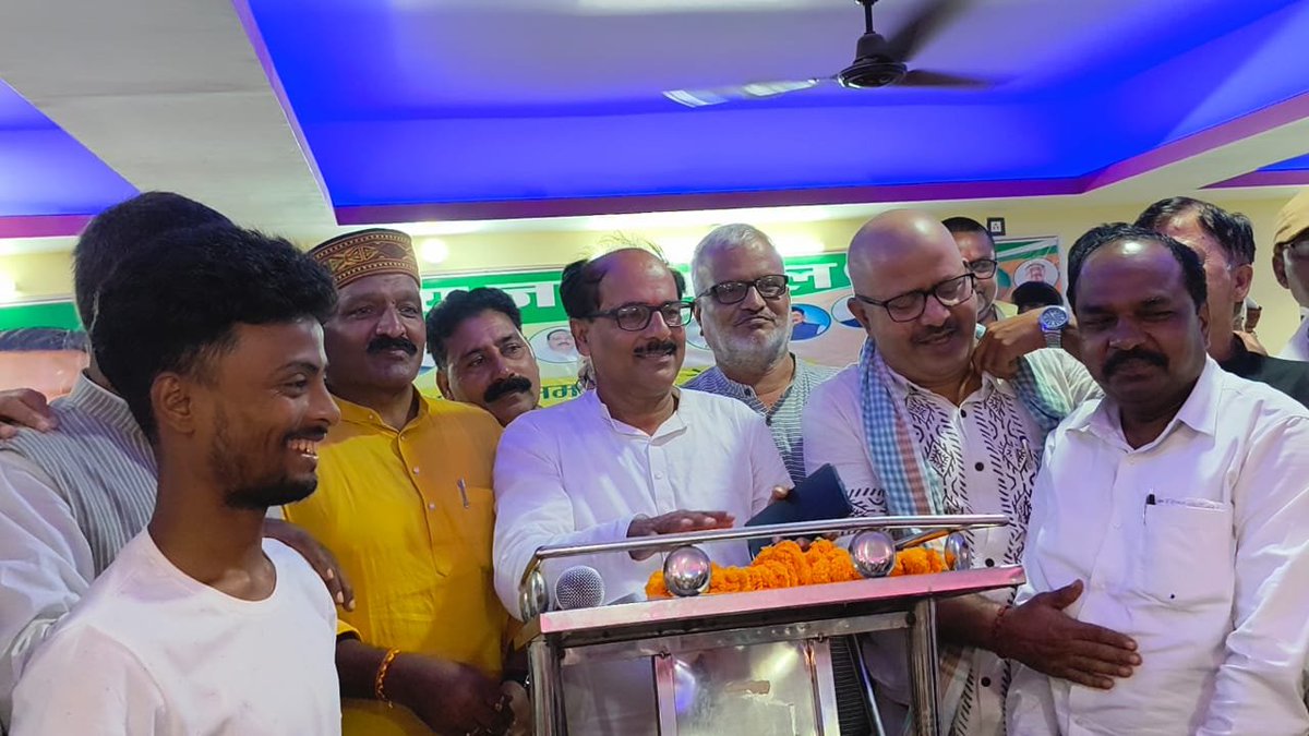 sonukumary239's tweet photo. आज शिवांजलि विवाह भवन, रांटी (मधुबनी) में आयोजित दरभंगा स्नातक निर्वाचन क्षेत्र की कार्यकर्ता बैठक में उपस्थित होकर राजद प्रत्याशी माननीय श्री अनिल कुमार झा जी को माला पहनाकर विजय की अग्रिम शुभकामनाएँ एवं बधाई दी।

सोनू कुमार यादव
प्रखंड प्रधान महासचिव, राजद
राजनगर, मधुबनी https://t.co/LvsaGzUWNj