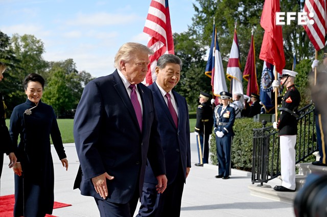 EFEnoticias's tweet photo. Trump destaca la "amistad extraordinaria" con Xi Jinping y le ofrece trabajar juntos para forjar un "futuro mejor" para China y Estados Unidos.
https://t.co/B3rxhdcUPe https://t.co/uZ9pLv38JX