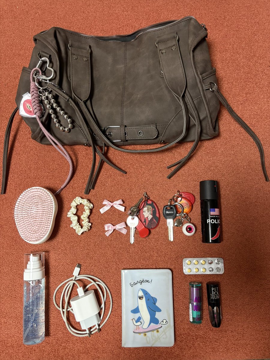 d1eh3ll's tweet photo. че там говорите щас? what’s in my bag?

#hudfluence https://t.co/QI4cV355Y1