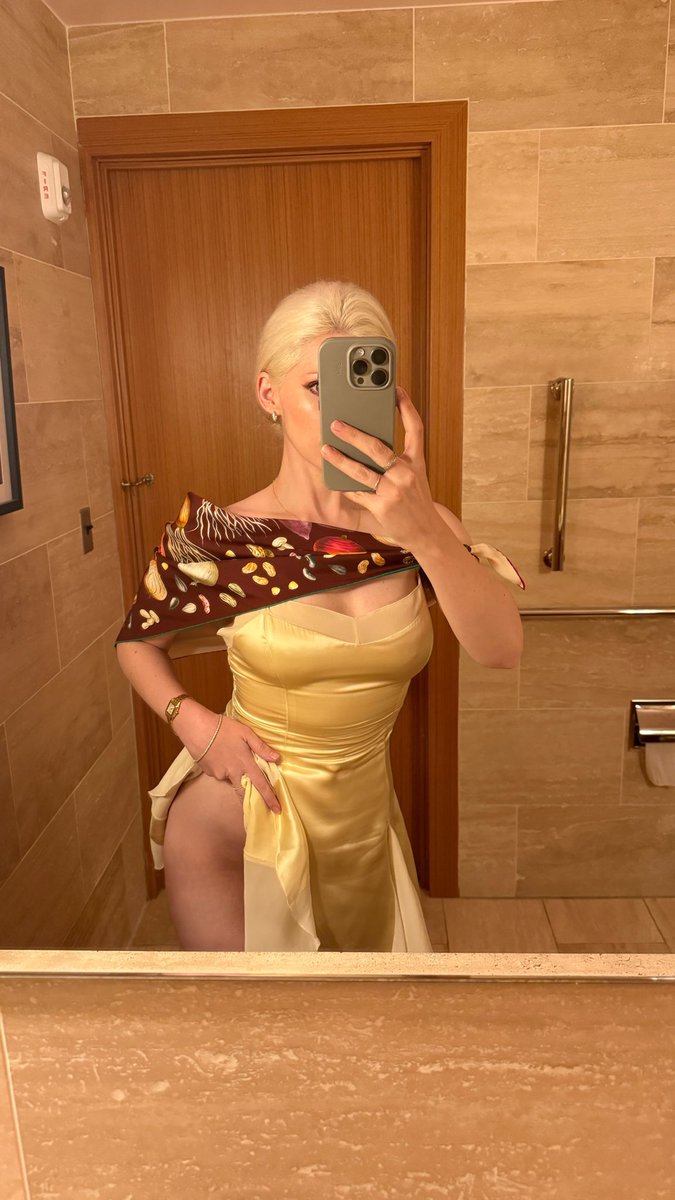 ErinMedinaNYC's tweet photo. Our dinner at Cove matched my outfit! https://t.co/Z0Q5a5l3U4