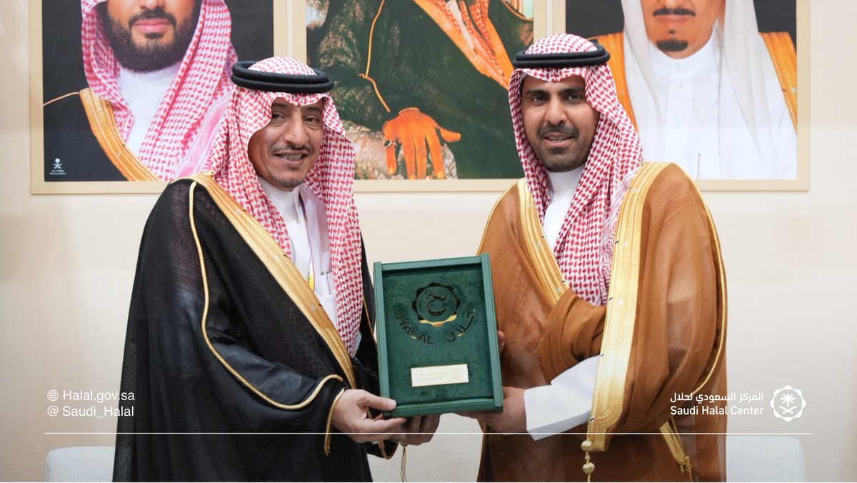 Saudi_Halal's tweet photo. على هامش #MIHAS2026، التقى م. عبدالعزيز الرشودي، الرئيس التنفيذي لـ #المركز_السعودي_لحلال، بالملحق التجاري السعودي في كوالالمبور مبشر الشهري ونائب رئيس مجلس الأعمال السعودي الماليزي شاكر الشريف، لتعزيز التعاون في قطاع الحلال ودعم التجارة والتصدير بالأسواق الآسيوية. https://t.co/MonRU7mP66