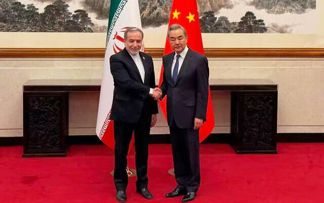 Itongadol's tweet photo. Reporte | China habría enviado a Irán 1.300 cargamentos con componentes para drones y misiles este año (Itongadol/Agencia AJN)
Ver más: https://t.co/SLXC9WUZ14
#Iran #Khamenei @khamenei_ir #Tehran @IRIMFA_SPOX @IRIMFA #China #Beijing #Pekin @MFA_China #UnitedStates #Trump @realDonaldTrump #Israel @Israel #Netanyahu @netanyahu #Hezbollah #Lebanon #ایران @CENTCOM #CENTCOM #إسرائيل #إيران #ترامب #إيران #القيادة_المركزية_الأمريكية #حزب_الله #لبنان #اليمن #العراق #خامنئي #Houthi #Houthis #Huties #Yemen