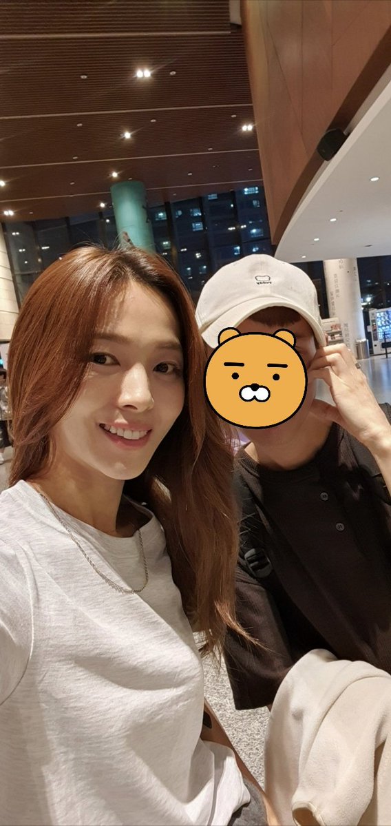wgrealfan's tweet photo. 나 완전 계탔다 🥲

선예 누나가 퇴근길에 셀카도 찍어주고
폴라 사진도 찍어줌..

평생 소장할게 너무 많아..✨️

#광화문연가 #선예 https://t.co/YikHEXq68d
