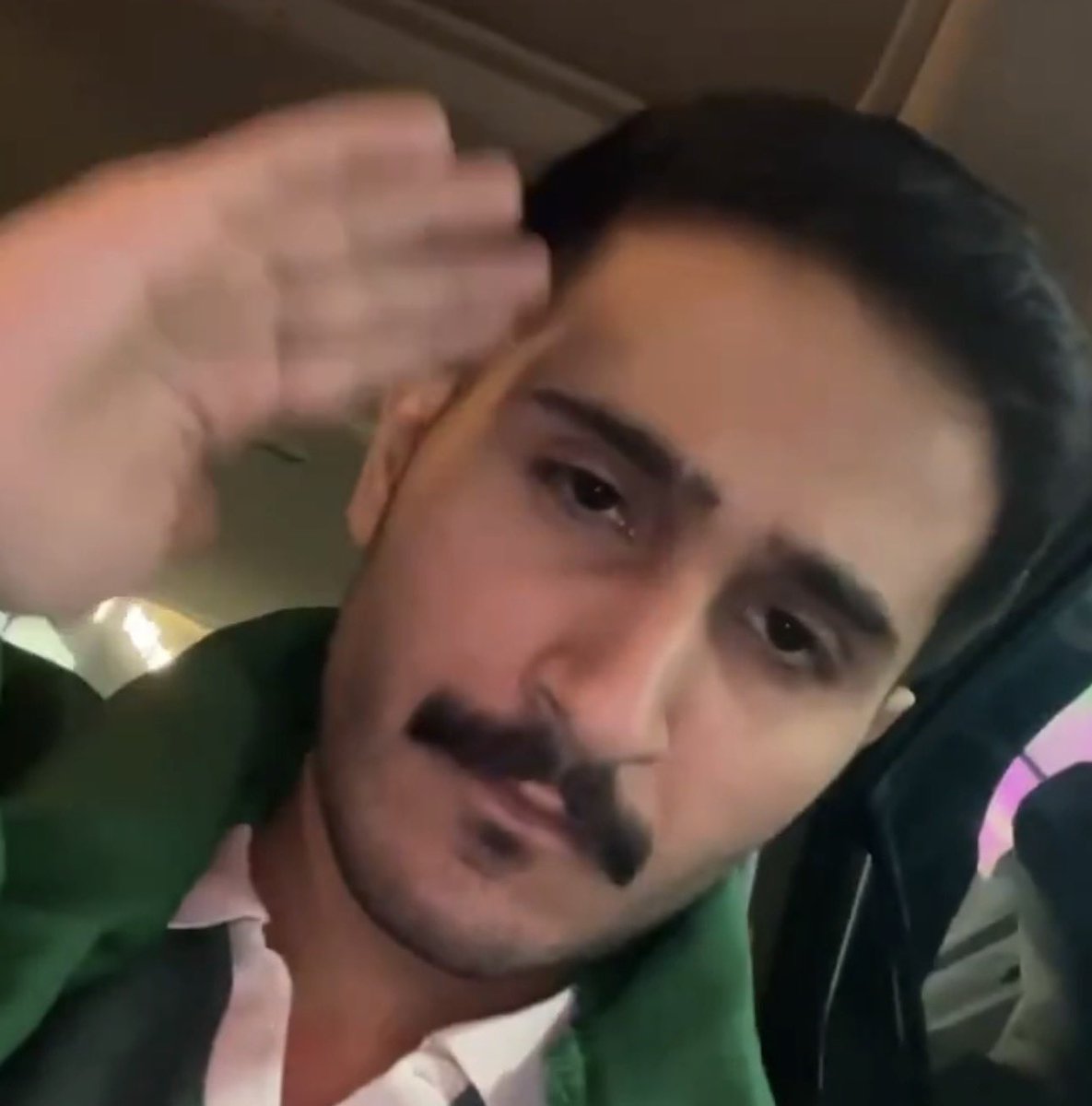 sowesaygoodbyee's tweet photo. @Rnjxu يمممممه ذا وجهك 💔💔💔💔💔😭 عشان كذا ما عندك الا التجليخ لان من بيطالع بالقبح ذا يمه يمه 😭 https://t.co/wDmx6RC8dn