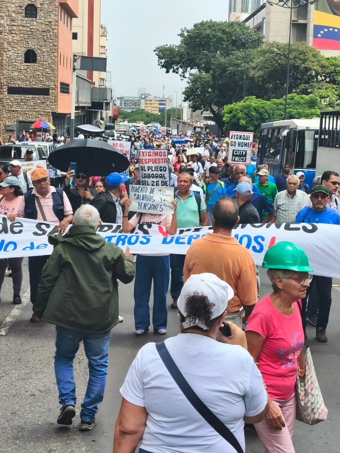 AlbertoRodNews's tweet photo. ÚLTIMA HORA | “Estamos pidiendo salario justo y digno”: Trabajadores marchan hacia el Ministerio del Trabajo y reiteran que “bono no es salario”. https://t.co/ZrTQbnAVIM https://t.co/wHWoX4FzOz