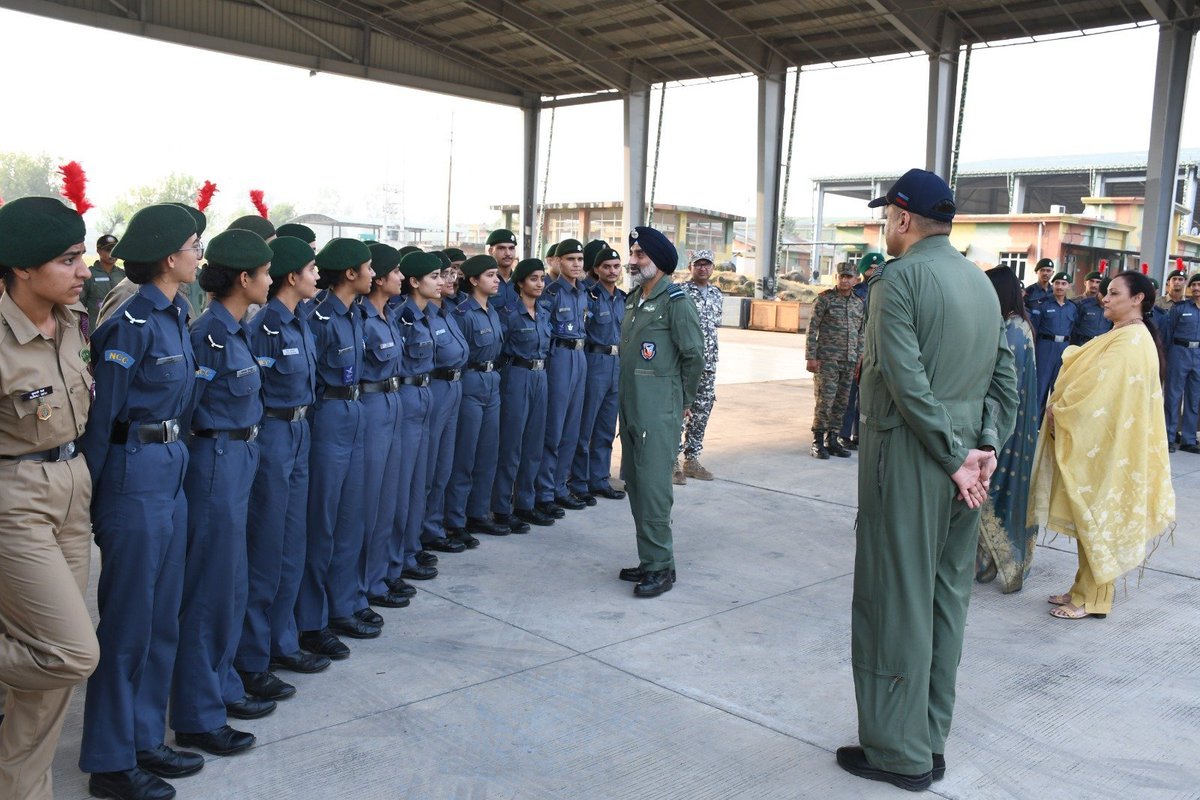 armylover247's tweet photo. An Interaction to Remember!  NCC Cadets of 1 J&amp;K Air Sqn &amp; 10 J&amp;K Battalion had the privilege of interacting with Air Chief Marshal AP Singh, PVSM, AVSM, Chief of the Air Staff, during his visit to Air Force Station #Udhampur.
https://t.co/fuY8hUSM39