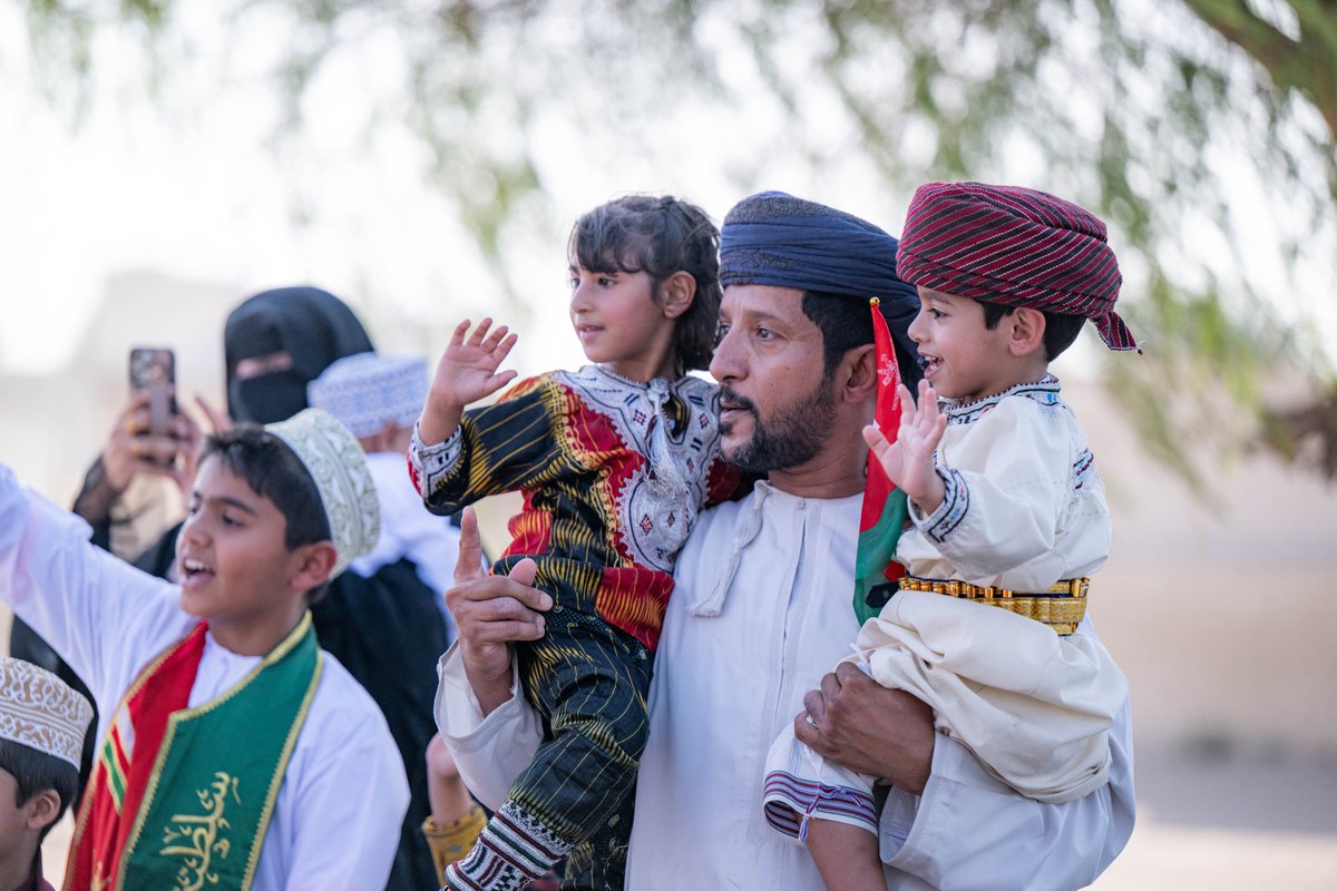RoyalOmanFamily's tweet photo. 📸 مشاهد من الزيارة التفقدية لجلالة السُّلطان المُعظَّم - حفظهُ اللهُ ورعاهُ - في ولايات جعلان بني بو علي وجعلان بني بو حسن والكامل والوافي بمحافظة #جنوب_الشرقية. https://t.co/6h2tXn8RWQ