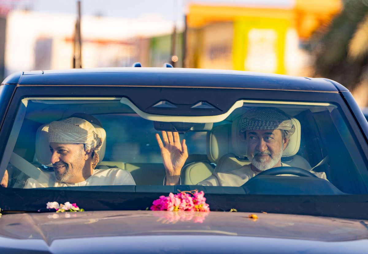 RoyalOmanFamily's tweet photo. 📸 مشاهد من الزيارة التفقدية لجلالة السُّلطان المُعظَّم - حفظهُ اللهُ ورعاهُ - في ولايات جعلان بني بو علي وجعلان بني بو حسن والكامل والوافي بمحافظة #جنوب_الشرقية. https://t.co/6h2tXn8RWQ