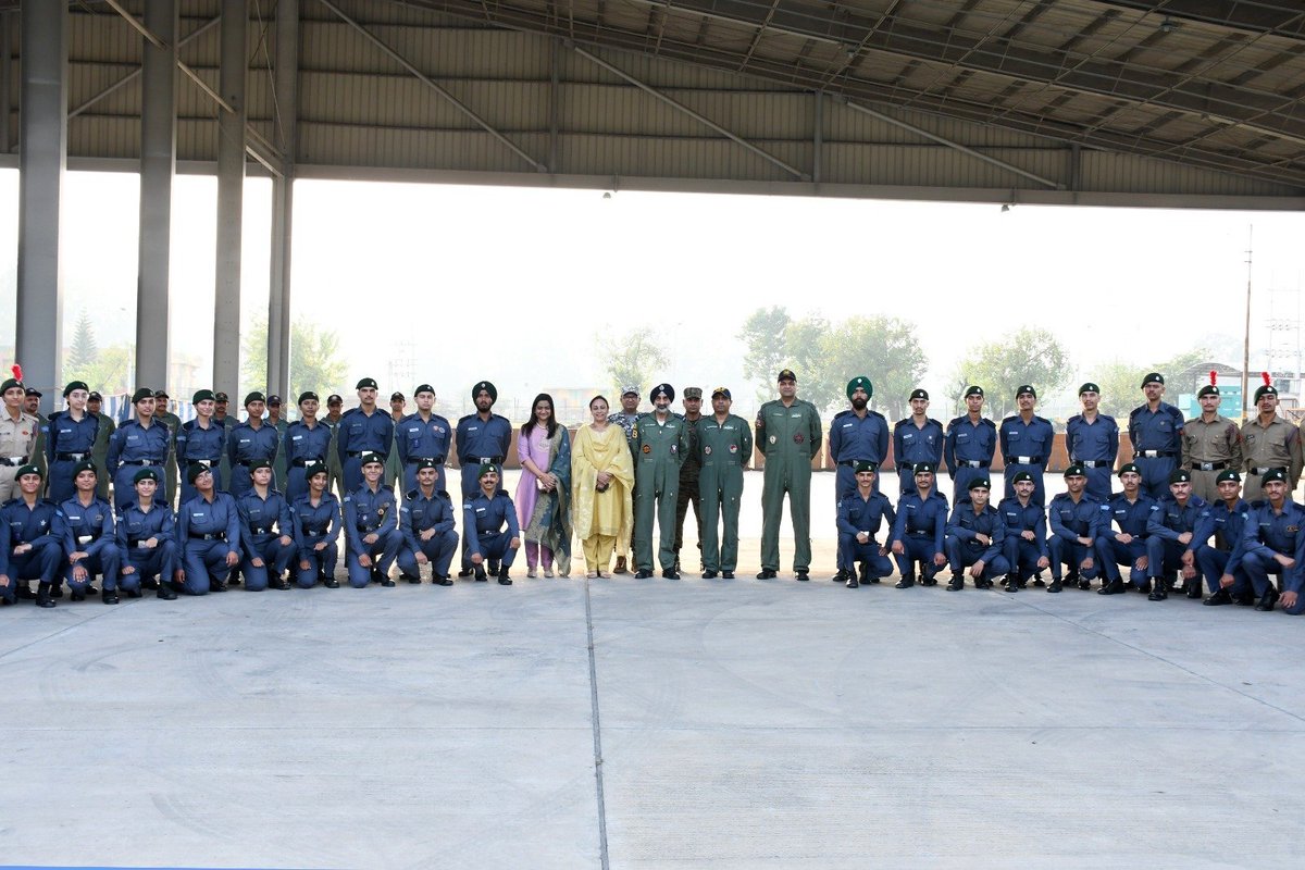 armylover247's tweet photo. An Interaction to Remember!  NCC Cadets of 1 J&amp;K Air Sqn &amp; 10 J&amp;K Battalion had the privilege of interacting with Air Chief Marshal AP Singh, PVSM, AVSM, Chief of the Air Staff, during his visit to Air Force Station #Udhampur.
https://t.co/fuY8hUSM39