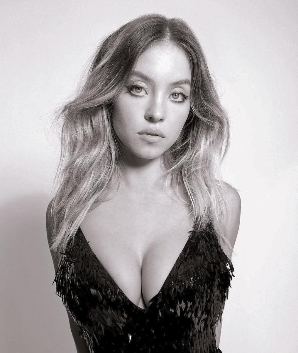 sweeneyllll's tweet photo. Sydney Sweeney in black and white 🖤 https://t.co/Oa7HfN9rJI