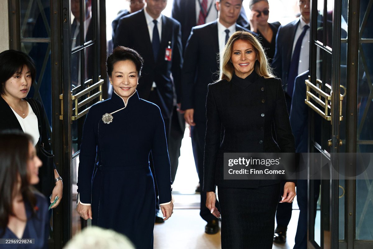 MELANIAJTRUMP's tweet photo. First Lady Melania Trump and First lady of China Peng Liyuan arrive to a visit at the Smithsonian’s National Museum Of Asian Art https://t.co/PlfSddDSEz