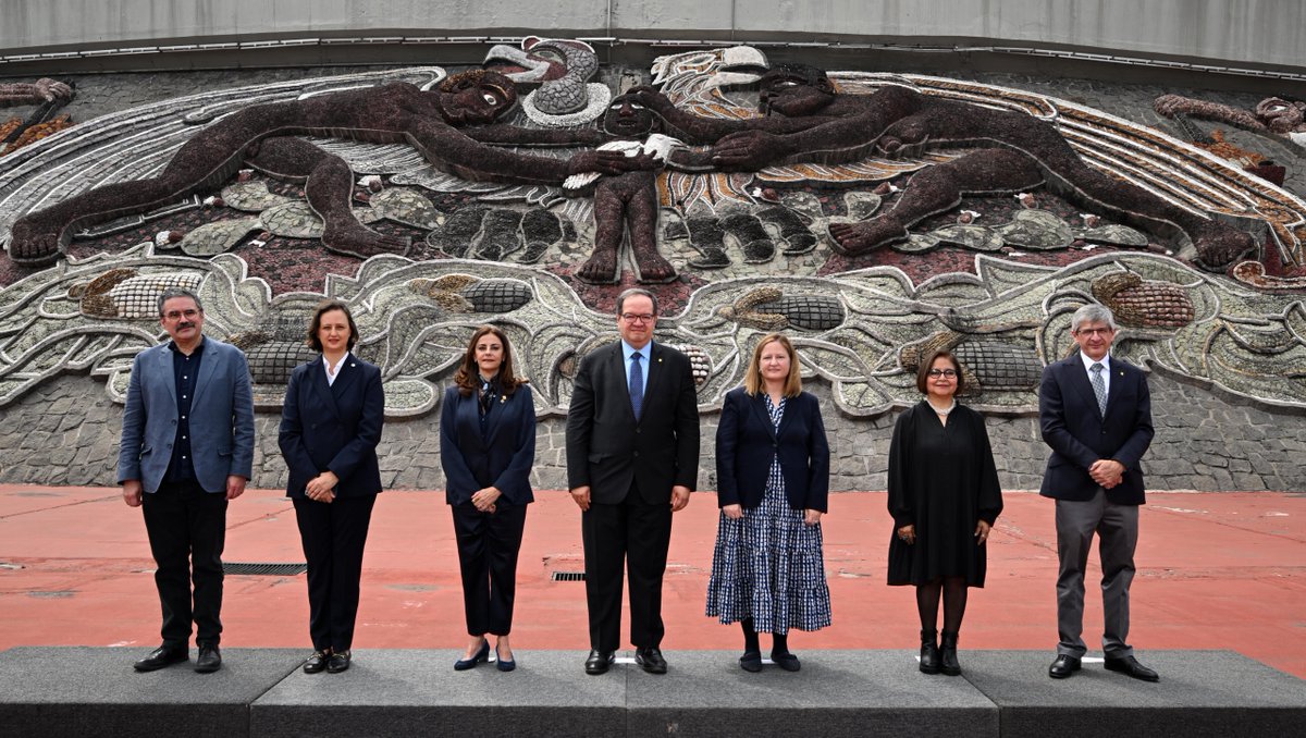 USEmbassyMEX's tweet photo. El Fondo de Embajadores de los Estados Unidos para la Preservación Cultural (AFCP) destinará $185,000 dólares para restaurar el mural de Diego Rivera “La universidad, la familia y el deporte en México” en el Estadio Olímpico Universitario. ¿Qué otros recintos o piezas históricas te gustaría restaurar con recursos de este fondo? #Freedom250 @WorldMonuments @UNAM_MX