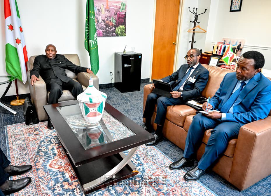 NtareHouse's tweet photo. Le Président de la République, S.E. Évariste Ndayishimiye, a reçu en audience une délégation de l’Organisation de la coopération islamique (OCI), conduite par son Secrétaire général, S.E. Ismail Ould Cheikh Ahmed.

Cette visite de courtoisie a également été l’occasion de présenter au Chef de l’État les opportunités de coopération entre le Burundi et l’OCI.