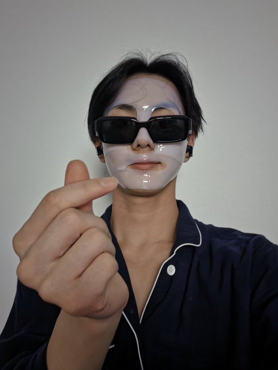 fleurseptber's tweet photo. ก็แว่นสีดำเหมือนกัน แล้วทำไม (55555555555555445555555555) https://t.co/zDydOZgpJk