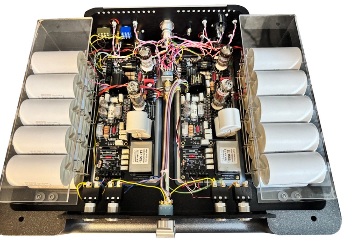 avcat_jp's tweet photo. Acoustical Systemsから
ARKADIAN 
究極のリファレンス・フォノステージ -
光学式カートリッジ専用
登場！！

ドイツ・バイエルン州にて設計、部品調達、製造、手作業による組み立て
*古代ギリシャ語で「アルカディアン」とは、すべてが調和し、完璧な理想的な風景を指します……まるで地上の楽園、あるいはエリジウムのような場所です。

 DS Audioの創業者兼CEOである青柳哲秋氏の着想と情熱により、光電式カートリッジはこの10年で劇的な復活を遂げました。しかし、私たちの率直な意見として、その真価を最大限に引き出すためのフォノイコライザーが常に不足していると感じていました。

Acoustical Systemsは、アナログ・フロントエンドの最高峰製品の開発にのみ専心するブランドです。

そのため、私たちは時間をかけ、近年のDS Audio製カートリッジの進化を慎重に見極めた上で、この新世代の光電式カートリッジ専用となるフォノイコライザーの設計に着手しました。

それは、設計、構成部品、機能、そして音質性能のすべてにおいて一切の妥協を許さず、新たな「リファレンス（基準）」となるべき製品です。

開発当初からの確固たる決意として、この製品が新たなリファレンス・スタンダードを確立すると確信できた場合にのみ、Acoustical Systemsのハイエンド・フロントエンド製品ラインナップに加えることにしていました。

単なる「二番煎じ」の製品ではなく、熱心なオーディオファイルが光電式カートリッジの最高峰の魅力を体験できる、次元を超えたフォノイコライザーを目指したのです。

私たちは一切の妥協を排し、最高品質のコンポーネントのみを採用しました。さらに、圧倒的な実在感（オーソリティ）、透明感、ダイナミクス、漆黒の背景、豊かな色彩感、部屋の境界を感じさせない真の音場、そして驚くべきライブ感――これらすべてを極めて自然な形で両立させる、唯一無二の特別なフォノ回路を搭載しています。

最高級の構成部品に加え、アルミニウム合金の無垢材ブロック2つからCNC加工で削り出された堅牢な筐体を採用しています。

主な特徴

完全独立のダブルモノ構成電源部およびフォノステージ

各チャンネル（プレート電源およびヒーター電源）にGaN（窒化ガリウム）素子を用いた個別整流回路を採用

DS Audio製カートリッジ用としてGaN素子を用いた電圧供給回路を搭載

欧州製フィルムコンデンサーと大型Lundahl（ルンダール）製チョークコイルによるCLCフィルター回路

SRPP構成の三極管出力段と出力トランス結合を採用した、完全三極管パッシブ・イコライゼーション回路

制振ジェルに埋め込まれ、個別にフローティング（浮遊）状態でマウントされたドイツ製PCB（プリント基板）

内部配線にはすべて銀線を使用

スイス製およびドイツ製のスイッチと接点部品を採用

1960年代～70年代に製造されたドイツ製およびオランダ製のNOS（ニュー・オールド・ストック）三極管のみを使用

コネクター類はすべてLEMO（スイス）製およびFurutech（日本）製ロジウムメッキ仕様を採用

充実した機能を備えたフォノステージ

DS Audio製カートリッジ（新旧全世代対応）用の独立した3系統の入力

リアパネルでの入力切り替え機能

バランス出力およびRCA出力

High-Z（ハイ・インピーダンス）およびLow-Z（ロー・インピーダンス）ライン入力段に対応する出力インピーダンス切り替え機能

接地（グラウンド）経路の切り替え機能：フローティング、ハード・グラウンド、グラウンド・リフト（100Ω）

フロントパネルでの切り替え機能

トゥルー・モノラル・ボタン

完全な位相反転機能

4種類のイコライゼーション・カーブ：RIAA、Columbia、FFRR (Decca)、Teldec (Telefunken)

サブソニック・フィルター・ボタン

3系統のフォノ入力

技術仕様

2筐体構成

フォノステージ部：25 kg

電源部：26.4 kg

各筐体寸法：450 x 320 x 160 mm

非磁性アルミニウム合金製（各筐体は2つの無垢ブロックから削り出し）

対応電圧：100V, 110V, 120V, 220V, 230V, 240V AC

出荷重量：85 kg（パレット積み、ハードケース2個入り）