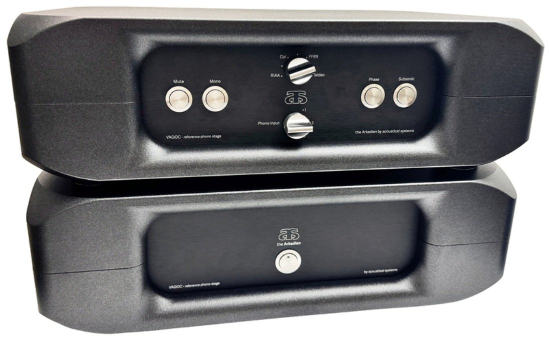 avcat_jp's tweet photo. Acoustical Systemsから
ARKADIAN 
究極のリファレンス・フォノステージ -
光学式カートリッジ専用
登場！！

ドイツ・バイエルン州にて設計、部品調達、製造、手作業による組み立て
*古代ギリシャ語で「アルカディアン」とは、すべてが調和し、完璧な理想的な風景を指します……まるで地上の楽園、あるいはエリジウムのような場所です。

 DS Audioの創業者兼CEOである青柳哲秋氏の着想と情熱により、光電式カートリッジはこの10年で劇的な復活を遂げました。しかし、私たちの率直な意見として、その真価を最大限に引き出すためのフォノイコライザーが常に不足していると感じていました。

Acoustical Systemsは、アナログ・フロントエンドの最高峰製品の開発にのみ専心するブランドです。

そのため、私たちは時間をかけ、近年のDS Audio製カートリッジの進化を慎重に見極めた上で、この新世代の光電式カートリッジ専用となるフォノイコライザーの設計に着手しました。

それは、設計、構成部品、機能、そして音質性能のすべてにおいて一切の妥協を許さず、新たな「リファレンス（基準）」となるべき製品です。

開発当初からの確固たる決意として、この製品が新たなリファレンス・スタンダードを確立すると確信できた場合にのみ、Acoustical Systemsのハイエンド・フロントエンド製品ラインナップに加えることにしていました。

単なる「二番煎じ」の製品ではなく、熱心なオーディオファイルが光電式カートリッジの最高峰の魅力を体験できる、次元を超えたフォノイコライザーを目指したのです。

私たちは一切の妥協を排し、最高品質のコンポーネントのみを採用しました。さらに、圧倒的な実在感（オーソリティ）、透明感、ダイナミクス、漆黒の背景、豊かな色彩感、部屋の境界を感じさせない真の音場、そして驚くべきライブ感――これらすべてを極めて自然な形で両立させる、唯一無二の特別なフォノ回路を搭載しています。

最高級の構成部品に加え、アルミニウム合金の無垢材ブロック2つからCNC加工で削り出された堅牢な筐体を採用しています。

主な特徴

完全独立のダブルモノ構成電源部およびフォノステージ

各チャンネル（プレート電源およびヒーター電源）にGaN（窒化ガリウム）素子を用いた個別整流回路を採用

DS Audio製カートリッジ用としてGaN素子を用いた電圧供給回路を搭載

欧州製フィルムコンデンサーと大型Lundahl（ルンダール）製チョークコイルによるCLCフィルター回路

SRPP構成の三極管出力段と出力トランス結合を採用した、完全三極管パッシブ・イコライゼーション回路

制振ジェルに埋め込まれ、個別にフローティング（浮遊）状態でマウントされたドイツ製PCB（プリント基板）

内部配線にはすべて銀線を使用

スイス製およびドイツ製のスイッチと接点部品を採用

1960年代～70年代に製造されたドイツ製およびオランダ製のNOS（ニュー・オールド・ストック）三極管のみを使用

コネクター類はすべてLEMO（スイス）製およびFurutech（日本）製ロジウムメッキ仕様を採用

充実した機能を備えたフォノステージ

DS Audio製カートリッジ（新旧全世代対応）用の独立した3系統の入力

リアパネルでの入力切り替え機能

バランス出力およびRCA出力

High-Z（ハイ・インピーダンス）およびLow-Z（ロー・インピーダンス）ライン入力段に対応する出力インピーダンス切り替え機能

接地（グラウンド）経路の切り替え機能：フローティング、ハード・グラウンド、グラウンド・リフト（100Ω）

フロントパネルでの切り替え機能

トゥルー・モノラル・ボタン

完全な位相反転機能

4種類のイコライゼーション・カーブ：RIAA、Columbia、FFRR (Decca)、Teldec (Telefunken)

サブソニック・フィルター・ボタン

3系統のフォノ入力

技術仕様

2筐体構成

フォノステージ部：25 kg

電源部：26.4 kg

各筐体寸法：450 x 320 x 160 mm

非磁性アルミニウム合金製（各筐体は2つの無垢ブロックから削り出し）

対応電圧：100V, 110V, 120V, 220V, 230V, 240V AC

出荷重量：85 kg（パレット積み、ハードケース2個入り）