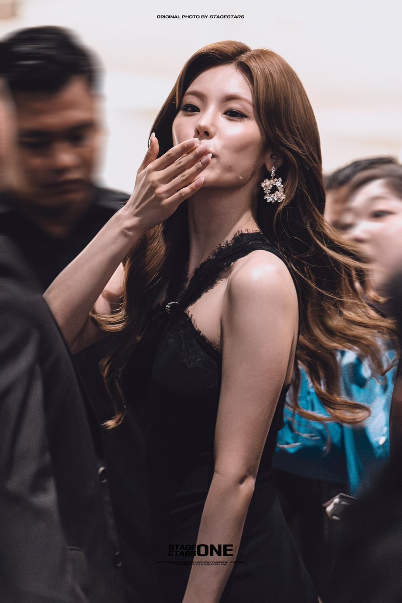 yeji_midzyfury's tweet photo. according to OP the fan line arrangement wasn’t planned by Roger Vivier but Yeji specifically asked for it, and then she personally went along the entire line rather than simply leaving the fans there and signed and greeted each one of them all the way to exist 🥹 https://t.co/LqaaE3lMnR