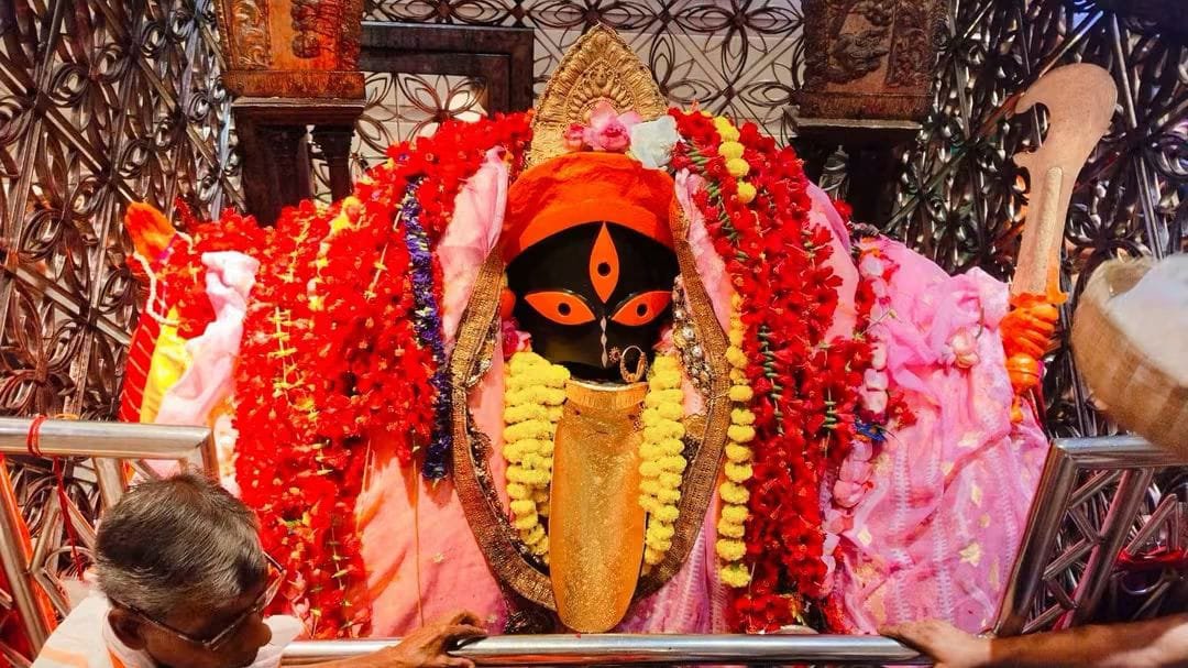 DEBASIS25224420's tweet photo. আজ কলিকাতার কালীঘাটে শ্রী শক্তিপীঠ মহাকালী মাতার পুণ্য দর্শন  🌺🌿🙏

आज के पावन दर्शन श्री शक्तिपीठ महाकाली माताजी के कालीघाट कोलकाता से 🌺🌿 https://t.co/JQph3Myubu