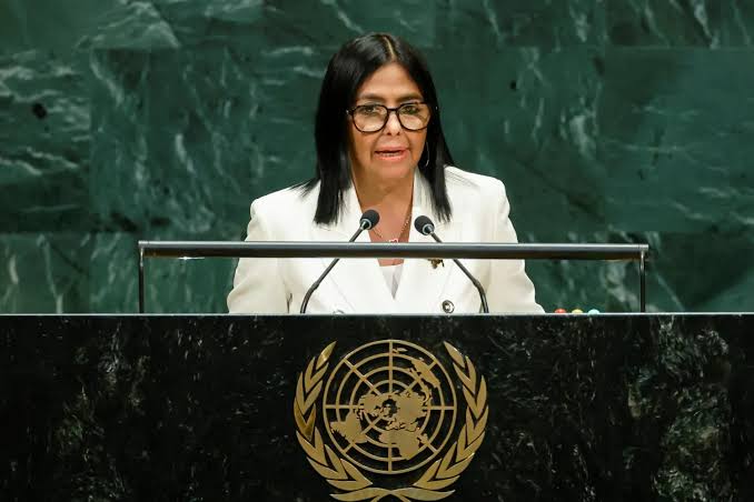 Naky's tweet photo. Habrá elecciones, ajá, pero cuándo
Delcy Rodriguez subió al podio de la 81° Asamblea General de la Organización de las Naciones Unidas (ONU) para leer que en Venezuela habrá elecciones, pero sin decir cuándo. La dictadora de facto se jactó de sus tres intervenciones allí hasta ahora, antes como Canciller y Vicepresidenta de un par de dictadores (a quienes no mencionó), pero que le dieron funciones tan estratégicas, que incluso le permitieron traicionarlos con tal de preservar el poder. Admitió que no vivimos en democracia, que no hay justicia en Venezuela y que somos un país empobrecido, salvo que no asumió responsabilidad alguna por lo descrito.

Cometió varios errores de lectura, pero cumplió la fantasía de quienes escribieron y editaron su discurso, la idea de que “Ella es la transición”, aunque solo es la continuidad de un chavismo incapaz de cambiar. Por eso mantiene a cientos de presos políticos en prisión, los servicios públicos empeoran, la inflación aumenta, y después de tres meses de los terremotos, no ha presentado un balance de pérdidas humanas ni materiales. A pesar de eso, presume que tiene las competencias para conducir los cambios que necesitamos para ratificar lo que ya decidimos el 28 de julio de 2024, pero que con ella como vicepresidenta, el chavismo ignoró, y nos castigó con terrorismo de Estado.

18 minutos
Lo reitero, es una enorme ventaja que Delcy Eloína sea una pésima vocera, incapaz de lograr coherencia entre lo que lee y cómo lo lee. Le reconozco la disciplina para cumplir las instrucciones de su equipo de propaganda: sonreír obsesivamente, asentir todo el tiempo, y usar un tono mucho más agudo y dulzón que su registro regular, pero no deja de ser una persona inelecta para el cargo que usurpa, para todos los cargos que ha ejercido (incluso de manera simultánea), siendo la cabeza de mando de organismos de represión (culpables de la comisión de crímenes de lesa humanidad); la responsable de graves casos de corrupción, y la culpable de la absoluta ausencia del Estado ante la catástrofe de los terremotos. Es un sinsentido pretender que puede conducir una transición cuando es su negación, pero ese fue el eje central de su mensaje.

Entregables
Intentó vender la mesa de negociación tutelada por los Estados Unidos como una prueba de su compromiso con las condiciones institucionales que permitan una elección libre y justa, pero una coreografía de entregables que el propio chavismo ha burlado a placer, prueba que ellos no tienen otra forma de hacer política que no sea bajo la imposición, la represión y la opacidad. Bastaron las cuatro fotos de su hermana con Donald Trump para que Jorge Rodríguez se explayara en la Asamblea Nacional a hablar de odio y comparar a los opositores con asesinos en serie, demostrando que son ellos los generadores de conflictos irreconciliables, propiedad que Delcy en su discurso endosó a las elecciones: nadie olvida su eslogan fundacional, “patria socialista o muerte”, bueno, aquí estamos.

Por eso no importa cuántas veces mencionara las palabras diálogo, diplomacia y futuro, nada de lo que ha ocurrido durante estos meses de sumisión ante Trump es sostenible ni institucional: las excarcelaciones no son libertades plenas, la Ley de Amnistía conservó exclusiones, los desbloqueos de páginas web han sido pocos y selectivos, los créditos prometidos para los damnificados por los terremotos no tienen ni montos, no hay nada que se haya transformado, amén de su disposición para ser humillada y aprobada por Trump según el sentido del humor que le acompañe ese día.

Sin inversiones
El próximo 3 de octubre se cumplirán nueve meses del tutelaje de EE. UU. La evidencia prueba que el chavismo restante es la traba para que las empresas energéticas más solventes vuelvan a invertir en nuestro país. Trump lo ha intentado todo: ser quien promueva y presione; presentar el acuerdo petrolero (que nadie ha leído 27 días después de su anuncio) como el más importante en la historia global; ufanarse de que somos un botín, unos despojos; obligar a su Secretario de Estado a enmendar (tantas veces) sus contradicciones, que ha perdido tanta capacidad de compra como el dólar en Venezuela, pero es que al margen de la dimensión de su ego, Trump no puede ganarle a 27 años de depredación, corrupción, impunidad e ineficiencia. Cada empresa que se niega a invertir, es consciente de que el chavismo es la piedra de tranca para toda apuesta a largo plazo, porque son capaces de allanar cualquier acuerdo, las normas no existen en su versión de país, y si existen, ellos conservarán el modo de violarlas o relativizarlas.

¿El otoño de 2028?
Plantear que la elección puede demorar al menos dos años más, es la forma más sencilla de exponer que no viven en Venezuela. Lo que estamos viviendo no apunta a una transformación “ordenada, institucional y verificable”, como leyó Delcy Eloína, entre otras cosas, porque no existe un Estado que fortalecer, así que se trata de fundar otro que pueda brindar seguridad jurídica ante todas las arbitrariedades que siguen escenificando esta manga de psicópatas. ¿Por qué los califico así? Porque después que Trump reivindicó el uso de la fuerza para atrapar a Maduro, y lo llamó dictador y narcotraficante, advirtiendo que no descansará hasta ver en Venezuela una transición, Delcy le agradeció su colaboración. Luego afirmó que el cierre de su discurso es el “comienzo de un compromiso”, y hasta mencionó a los jóvenes que migraron, sin decir por qué lo hicieron, ni cómo están regresando ahora en vuelos de deportación, después de ser literalmente cazados.

“No prometo un camino fácil”
Todo con el chavismo ha sido difícil. Es burlesco que la inelecta hablara de la espiritualidad, el alma, el corazón y la emoción de los venezolanos. No la elegimos, no la reconocemos, somos conscientes de sus delitos y de lo que representa, al margen de cómo la disfracen. Reconstruir Venezuela será complejo, sin duda, pero sabemos que con el chavismo en el poder es imposible. Es un chantaje innecesario que EE. UU. cambie las razones para mantener a Delcy a su servicio: hasta que reestructure la deuda externa, hasta que reconstruya la economía, hasta que avance la transición política, hasta que… se te vaya la luz varias veces al día, por varias horas, y vivas sometido por una inflación feroz, sin derechos, sin instituciones, sin contrapesos, sin cambios, ¿otoño del 2028? Veremos.

https://t.co/S2FjhNKh8U