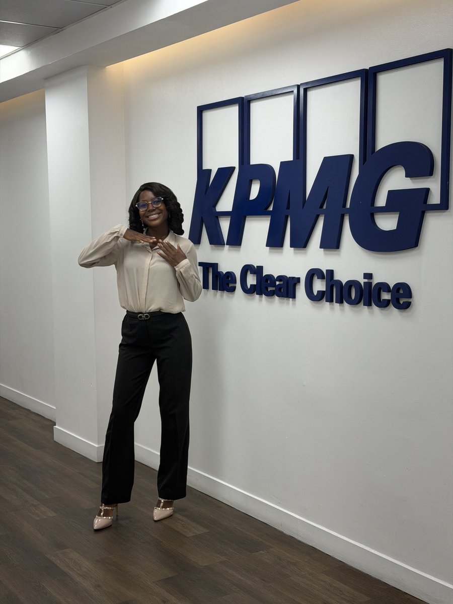 _tobyblush's tweet photo. This thing where employees take pictures beside top firms’ brand logos, I can’t wait to do the same. Love it sm. https://t.co/IhnIOpQLUF