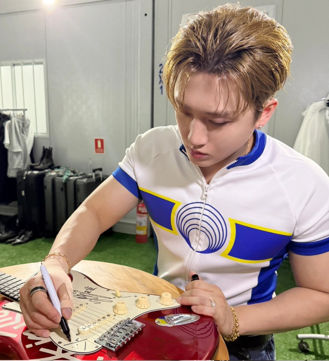 innievideos's tweet photo. all the members signing the rock in rio guitar (chan, lee know, changbin, hyunjin) 1/2 https://t.co/4HL8r1QVnB