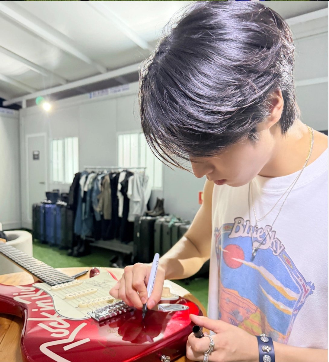 innievideos's tweet photo. all the members signing the rock in rio guitar (han, felix, seungmin, jeongin) 2/2 https://t.co/GlfWzEqI9z
