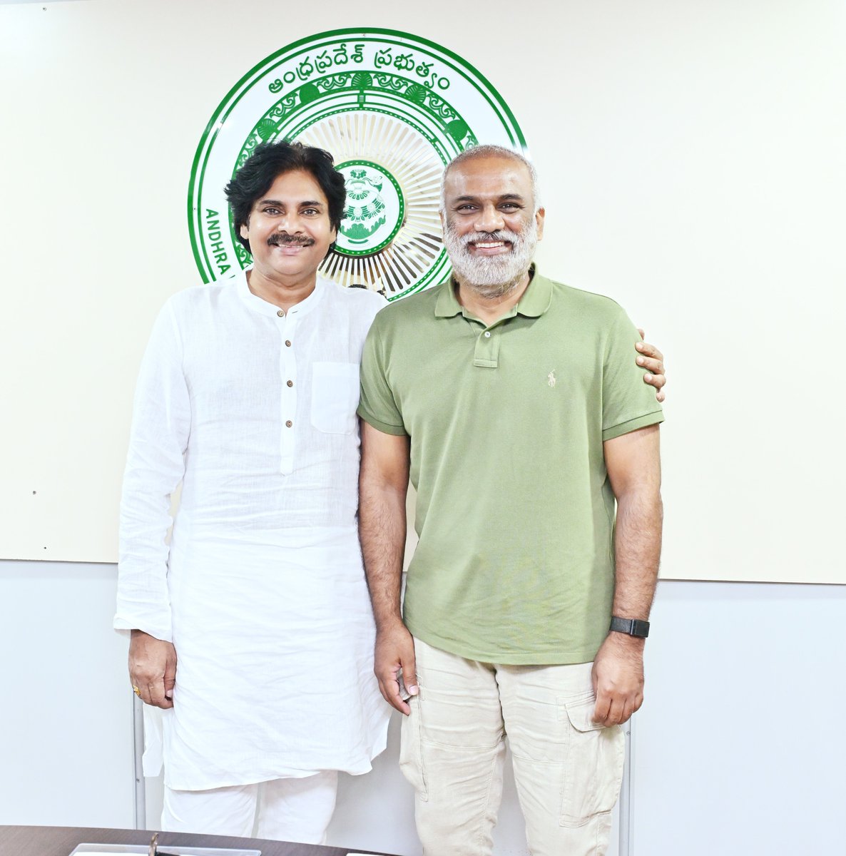 JanaSenaParty's tweet photo. శ్రీ @PawanKalyan గారితో వంగవీటి రాధాకృష్ణ ఆత్మీయ భేటీ

జనసేన పార్టీ అధ్యక్షులు, గౌరవ ఆంధ్రప్రదేశ్ రాష్ట్ర ఉప ముఖ్యమంత్రి శ్రీ పవన్ కళ్యాణ్ గారిని శ్రీ వంగవీటి మోహనరంగా గారి కుమారుడు, మాజీ శాసనసభ్యులు శ్రీ వంగవీటి రాధాకృష్ణ గారు ఈరోజు సాయంత్రం మంగళగిరిలోని క్యాంపు కార్యాలయంలో మర్యాదపూర్వకంగా కలిశారు. వీరి ఇరువురి మధ్య సుదీర్ఘకాలంగా ఉన్న స్నేహం నేపథ్యంలో జరిగిన ఈ ఆత్మీయ భేటీలో, గతంలో ప్రజారాజ్యం పార్టీలో కలిసి పనిచేసిన రోజులను, 2024 సార్వత్రిక ఎన్నికల సమయంలో విజయవాడ పశ్చిమ నియోజకవర్గంలో నిర్వహించిన ప్రచారంలో చోటుచేసుకున్న పలు అంశాలను వారు గుర్తుచేసుకున్నారు.

ఈ సందర్భంగా సమకాలీన రాజకీయ అంశాలతో పాటు త్వరలో జరగనున్న స్థానిక సంస్థల ఎన్నికలపై ఇరువురూ సుదీర్ఘంగా చర్చించారు. అలాగే, శ్రీ పవన్ కళ్యాణ్ గారు బాధ్యతలు నిర్వర్తిస్తున్న శాఖల్లో తీసుకొస్తున్న మార్పులు, చేపడుతున్న సంస్కరణలను వంగవీటి రాధాకృష్ణ గారు ప్రత్యేకంగా అభినందించారు.

@VangaveetiOffl