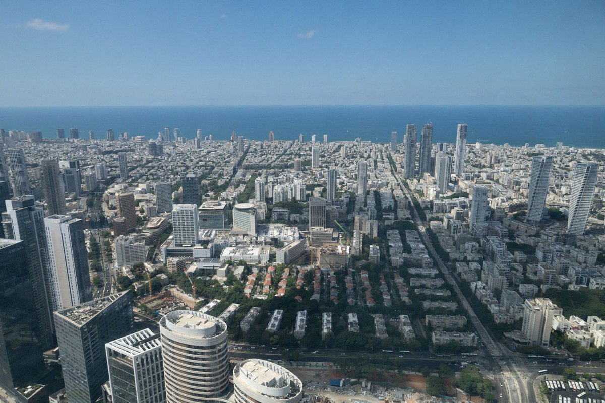 kunikran's tweet photo. ״ביונד״ גבעתיים- נפתח רשמית.
מגדל המשרדים הגבוה בארץ 80 קומות, מגדל של 500 דירות קטנות לשכירות לצידו, קומפלקס של מרכז כנסים,שתי קומות מסחר מסעדות ובתי קפה והולמס פלייס מפואר כולל בריכה.
כל זה בגבעתיים, בכניסה הצפונית לעיר פרוייקט מדהים שלא נבנה כמותו עד כה בישראל, חברת ״תדהר״ ושותפיה חברת יוניון, אדריכלות משרד מוטי כסיף. בשורה חשובה לעיר גבעתיים.