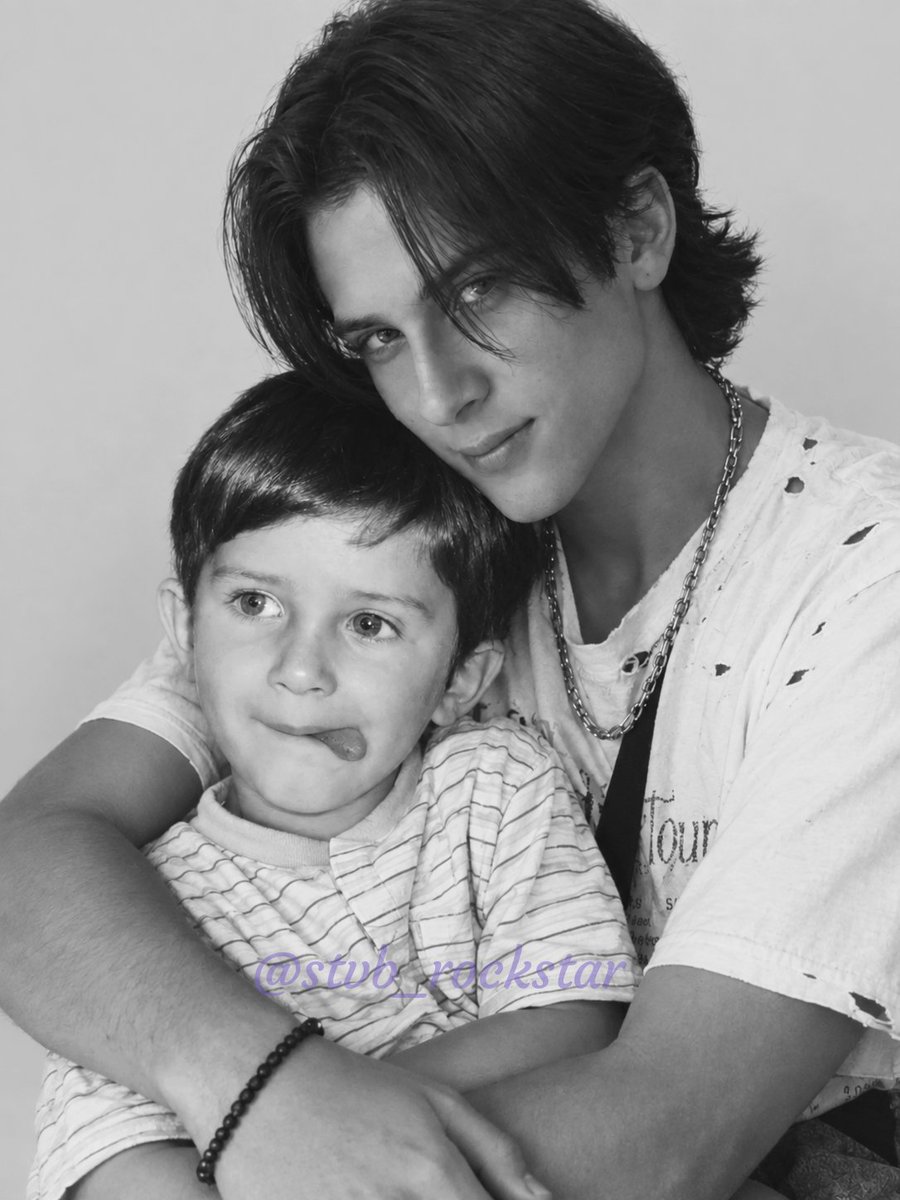 stbv_rockstar's tweet photo. El pequeño Alejandro en un emotivo abrazo con su versión mayor, mientras le cuenta todas las cosas que lograron, los sueños que cumplieron y los chicos que encontraron en el camino, quienes con el tiempo se convirtieron en sus hermanos. Kauê, Drew, Kenneth, Gabi. 🫶🏻💗 https://t.co/9tczNOu387