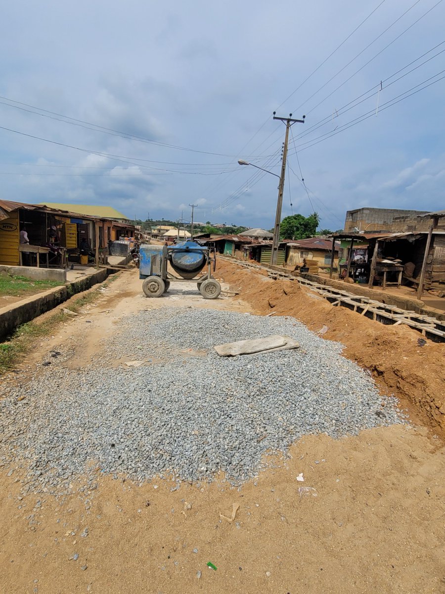 TrackaNG's tweet photo. In Oct 2025, N190m was paid to CINEDOX Solution Ltd for the Land Reclamation/Erosion Control Works Idi-Aka Road Osiele, Ogun State.

We tracked and report that this project is ongoing with the drainage system extended. Workers were present on site at the time of our visit.

We will keep tracking to ensure quality work is done.