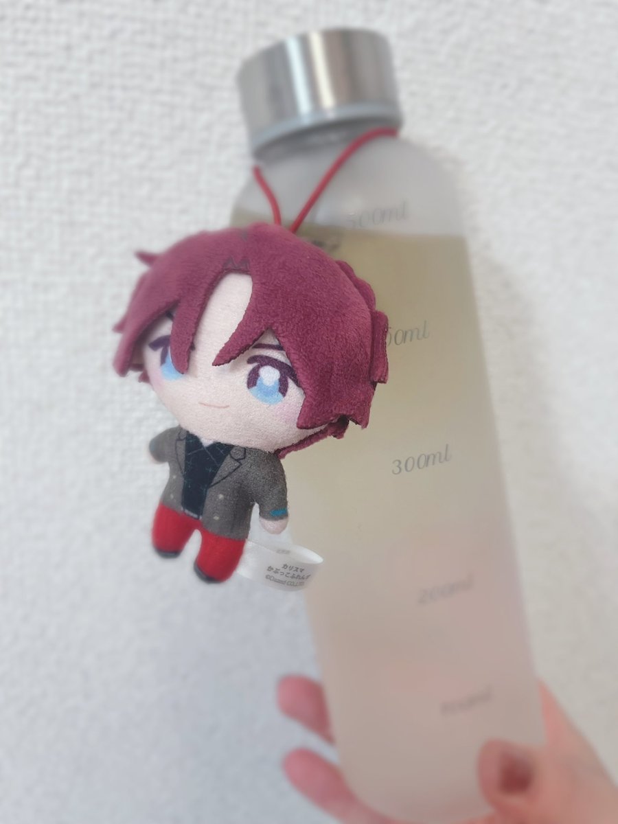 0_T____O's tweet photo. FFさんが、推し活の為にマイボトル持ち歩いてる〜みたいな話をしていた気がするので
勝手に憧れて真似させていただきました🫧

何かと共用の場所に置く機会が多いので💜には目印になってもらってます https://t.co/Zw531mRinC