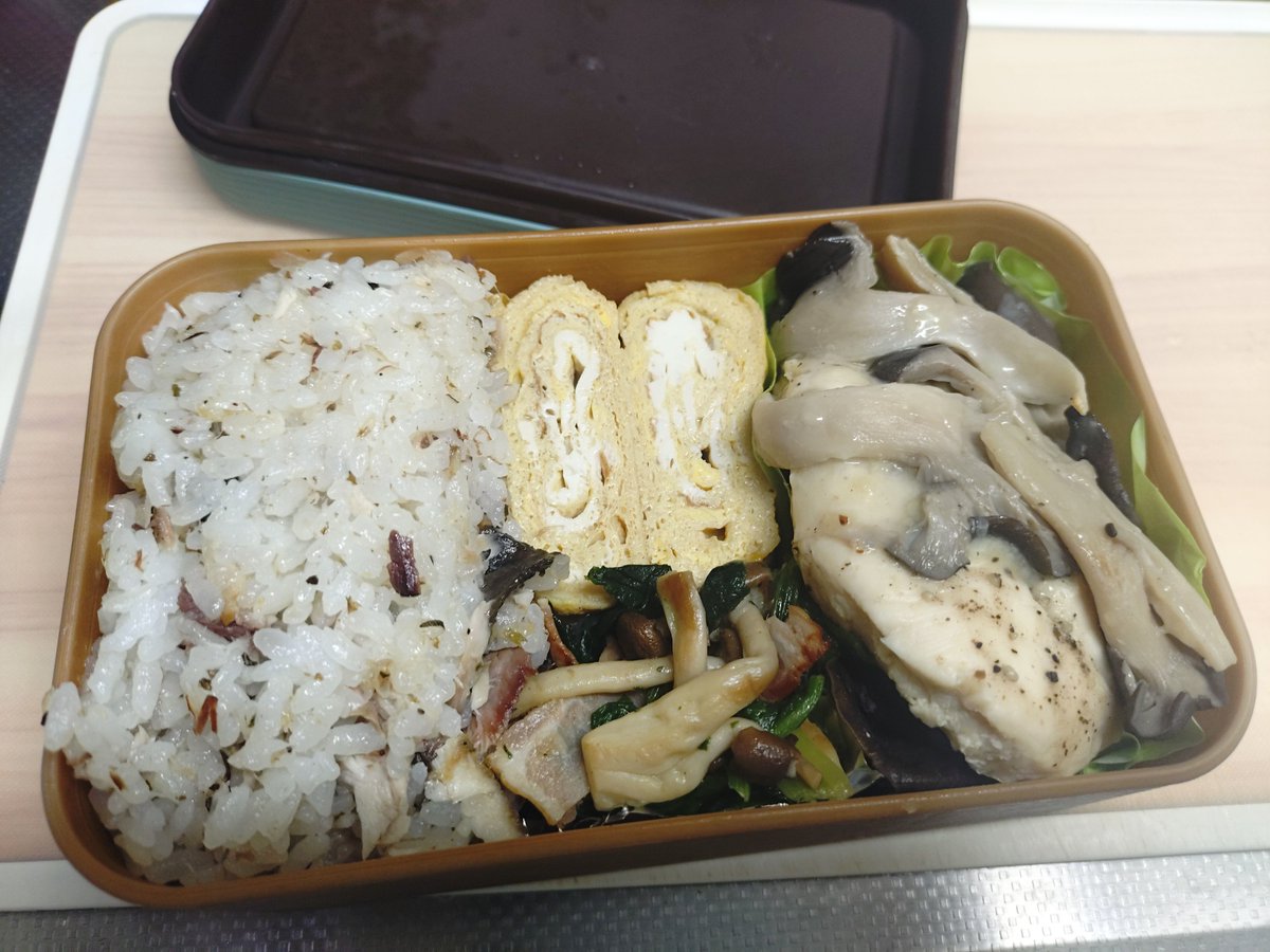 Rumin2512's tweet photo. 最近、料理研究家のリュウジさん見てお弁当作ってる！
今回は、ひらたけとささみの動画や、卵焼きはおでんのやつ(登山動画参照)ご飯は大将誕生日のブリツナ？参照で炊き込みじゃなくて混ぜたもの。
 #料理苦手  #女子  #お弁当
料理苦手すぎて、いつも参考にさせてもらってます！感謝しかない😊✨️ https://t.co/lvbZda5SuS