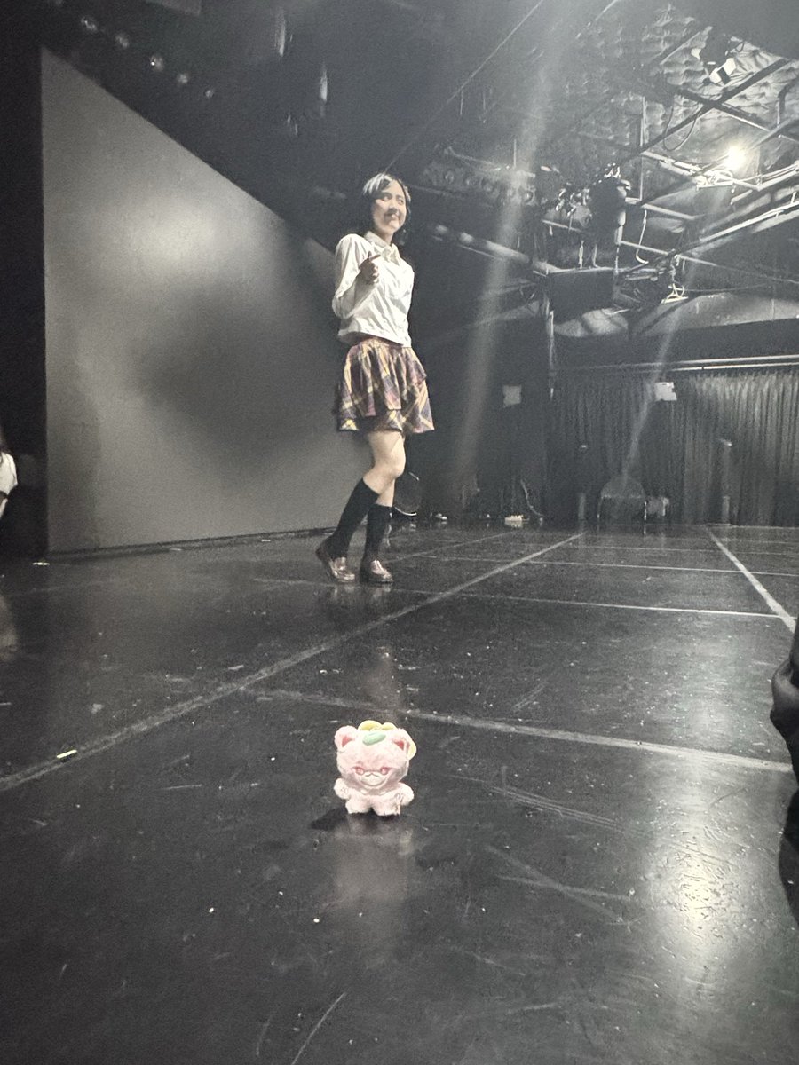 H_EliJKT48's tweet photo. Jeong bokhyun bersama raksasa https://t.co/puPcDdDpuU