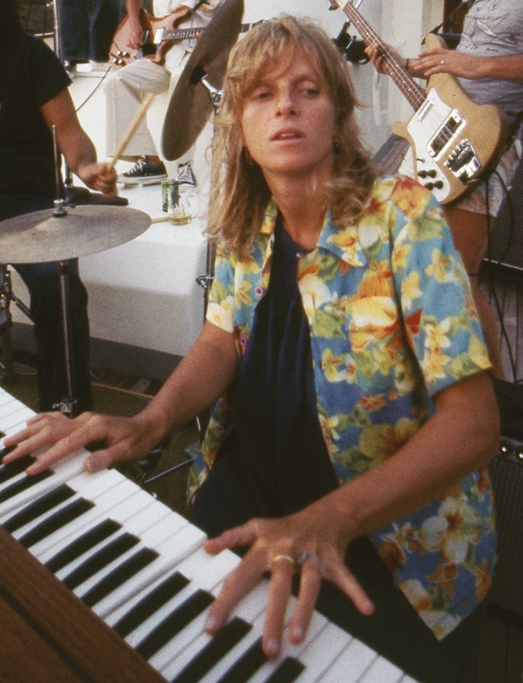 selkie_____'s tweet photo. happy heavenly birthday to the lovely linda mccartney 🤍 https://t.co/7j3MznFDA2