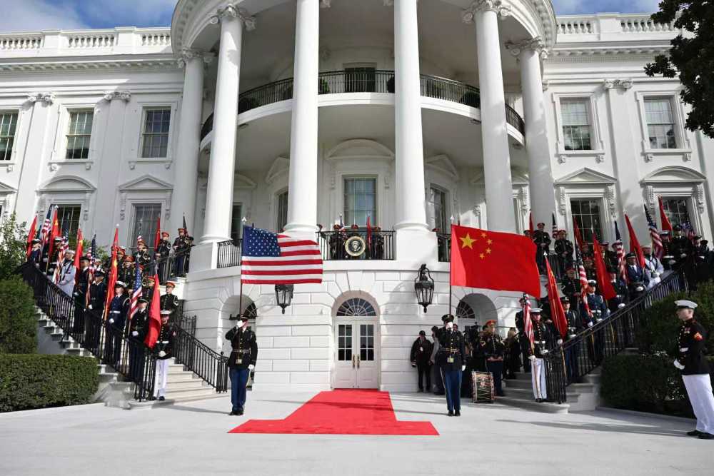 Hush0kcco's tweet photo. 特朗普总统今年访华期间，中美一致同意构建中美建设性战略稳定关系，受到两国人民和国际社会广泛欢迎。��近平在白宫欢迎仪式上的致辞中指出，中美两国要加强沟通，真诚合作，和平共处。 https://t.co/4GtO80ZsIW