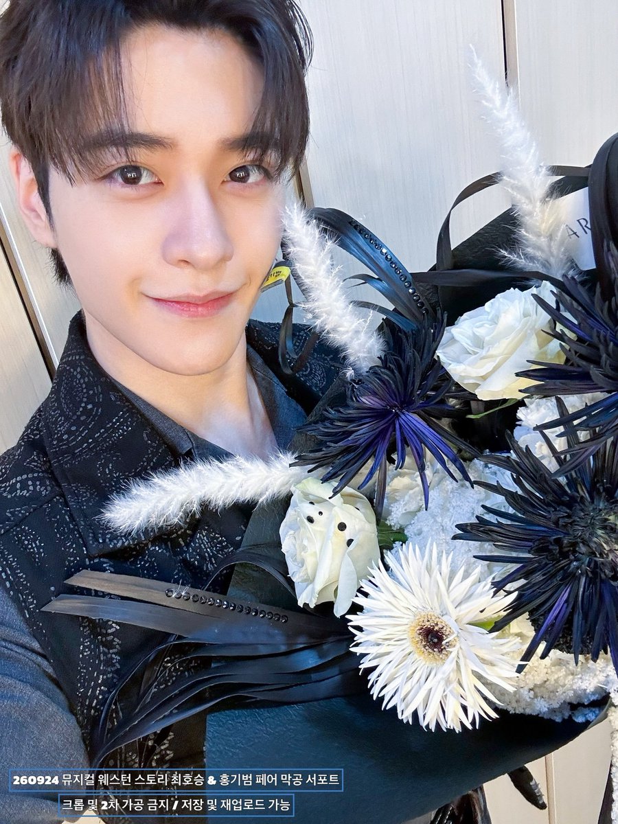 k1be0mii's tweet photo. 그냥 기범이 사진찍을 때 나오는 표정들이 너무너무 좋다...🥰 https://t.co/JQlRcFYw57
