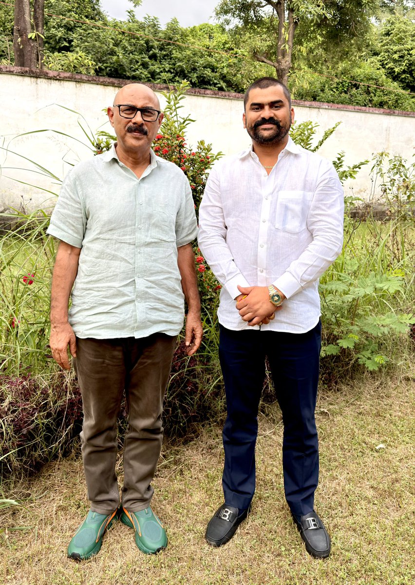 bjpvivek6111's tweet photo. आज बहुत दिनों के बाद बड़े भैया आदरणीय आशुतोष द्विवेदी जी (IPS) पुलिस अधीक्षक सीतापुर (APTC) से सीतापुर स्थित आवास पर मुलाकात हुई।
#ips #spsitapur #bjpvivek6111 #vivekkkmishra #jilapanchayatsadasya #Amethi https://t.co/DSQ8zUGi8G